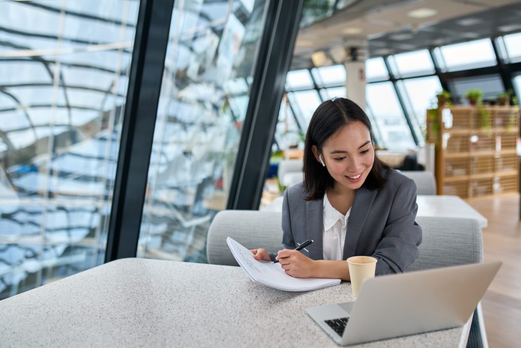 Young,Asian,Business,Woman,Employee,Or,Executive,Manager,Using,Computer